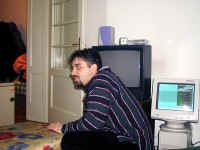 kriss opravlja kompjuter.jpg (88082 bytes)